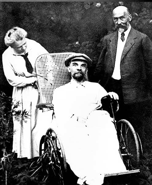 В Горках с любимой младшей сестрой Марией Ильиничной и лечащим врачом. 1923 г.