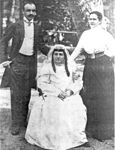 Бекаури В.И. с мамой (в центре) и женой