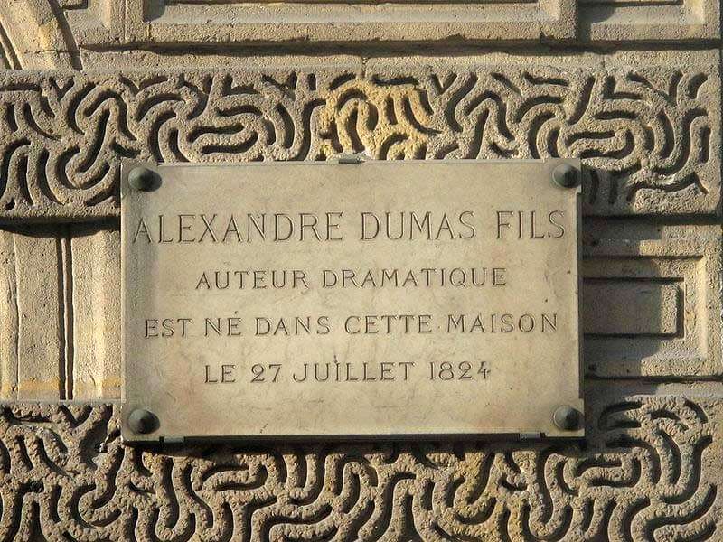 Табличка на доме в Париже, в котором родился Александр Дюма: Place Boieldieu, 2nd arrond.