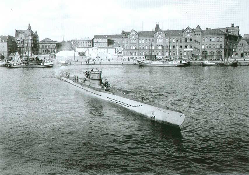 Хороший панорамный снимок подлодки U-218 в порту Киль. Подлодки типа VII D были одними из самых редких типов лодок, используемых в германском подводном флоте.
