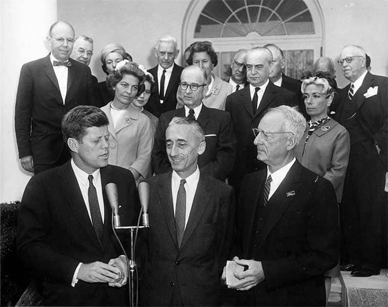 Президент Джон Кеннеди награждает Жака-Ива Кусто 
