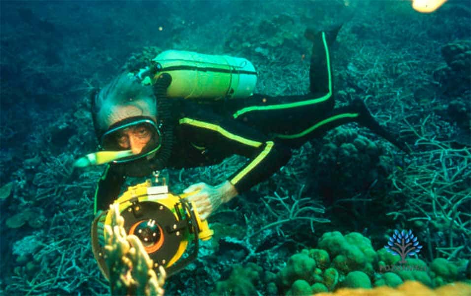 Жак-Ив Кусто со своим изобретением — аквалангом