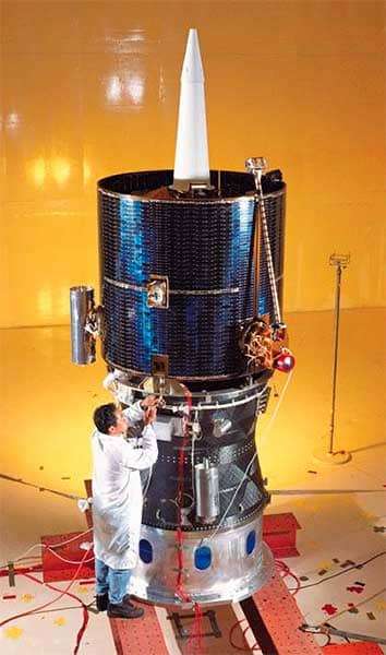 Lunar Prospector: установка солнечных панелей