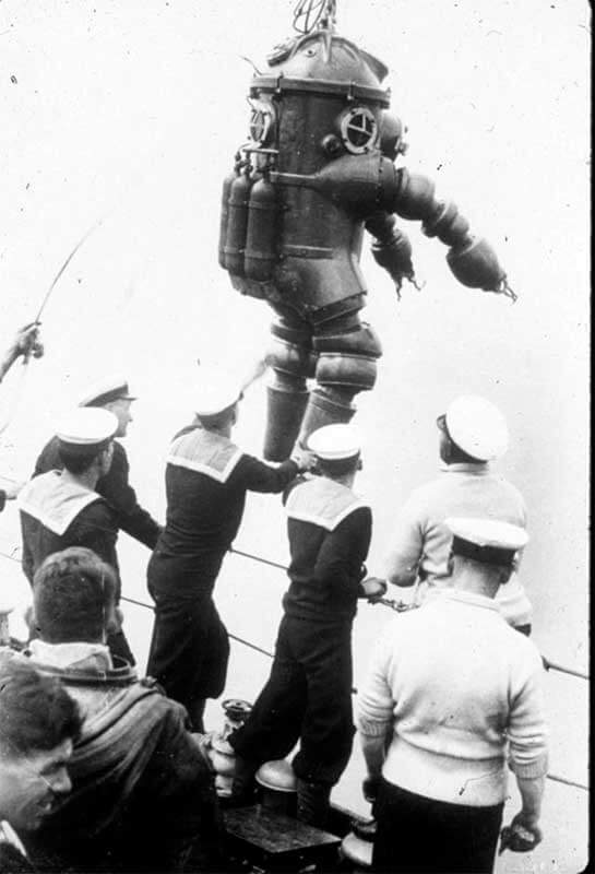 Джим Джарретт, смелый дайвер, в водолазном костюме «Тритония», 1935 год. Джим Джарретт, смелый дайвер, в водолазном костюме «Тритония», 1935 год.