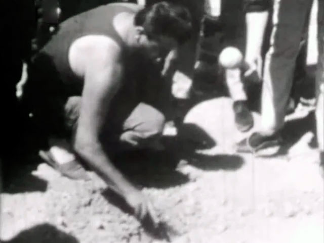 Морис показывает журналистам и следователям следы приземления, которые оставил корабль Морис показывает журналистам и следователям следы приземления, которые оставил корабль