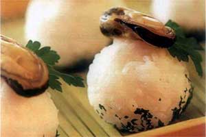 Нигири-суши с мидиями и петрушкой
