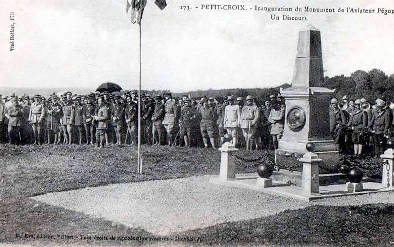 Монумент Адольфу Пегу на месте гибели в Пети-Круа (Пти-Круа)