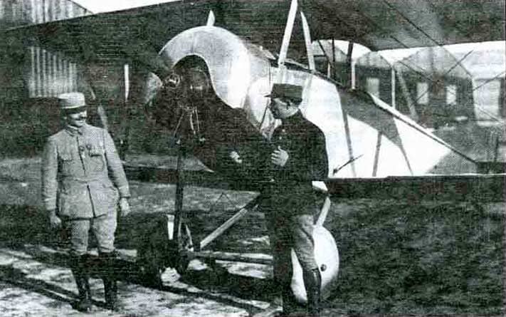 Адольф Пегу (слева) и его механик Лерапдю перед одноместным «Ньюпор»