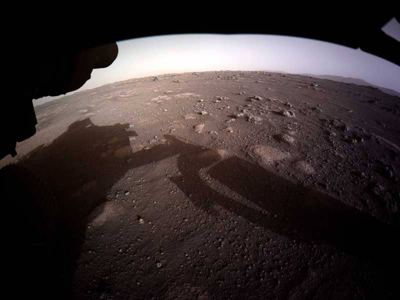 Первое цветное изображение Марса, переданное марсоходом Perseverance 