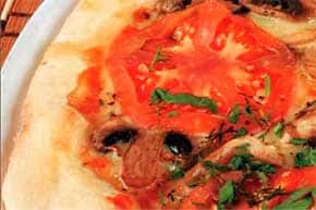 Пицца с помидорами и шампиньонами