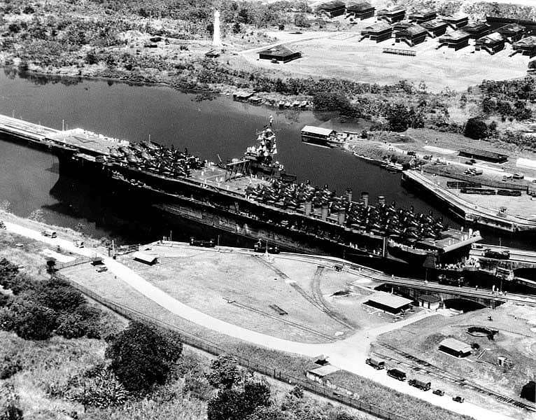 Авианосец USS Ranger CV-4 в Панамском канале, 1945 год
