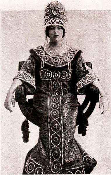 Графиня Нада Торби в русском национальном костюме