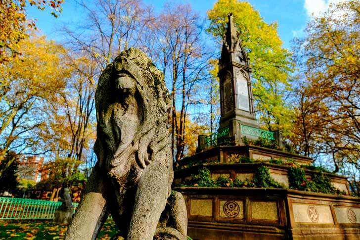 Мемориал Бёрдетт-Куттс на кладбище Олд-Сент-Панкрас в Лондоне, 1877–1879 годы. На нем упомянуто и имя похороненного в этом районе шевалье д’Эона.