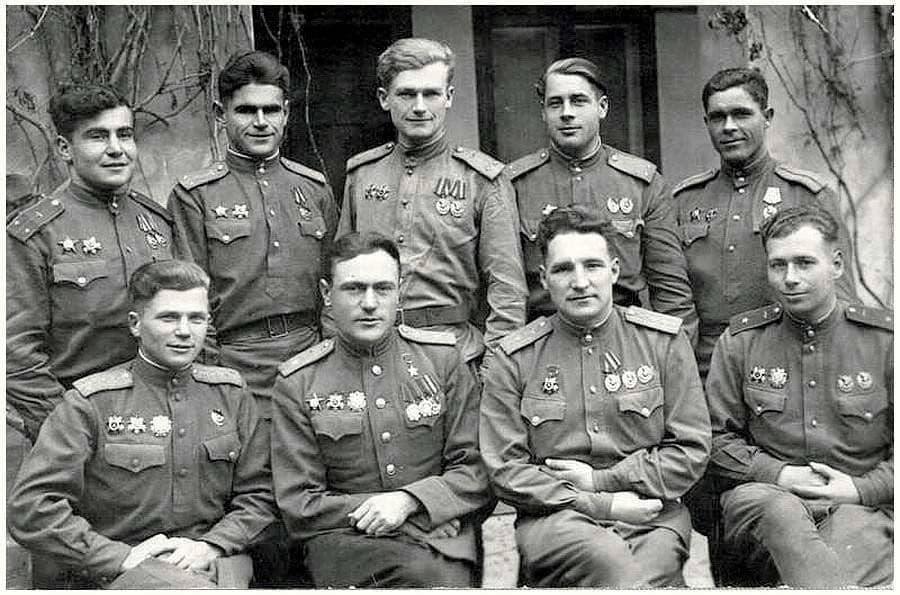 Группа лётчиков 267-го ИАП: первый ряд - А. П. Попов, С. С. Щиров, И. А. Черкашин, Ю. Т. Антипов.