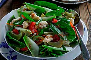Зеленый салат с соусом из анчоусов